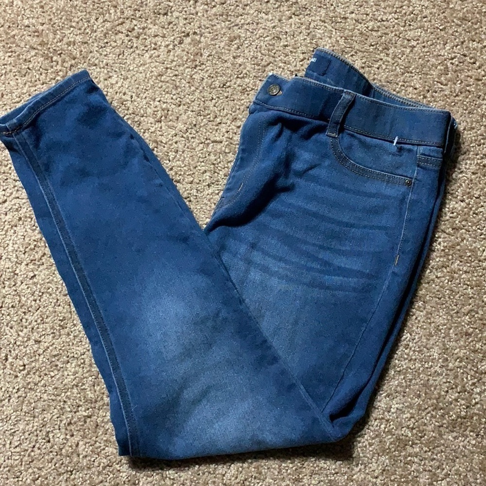 Women’s Isaac Mizrahi jeans very soft material. Size L, good condition, stretch.